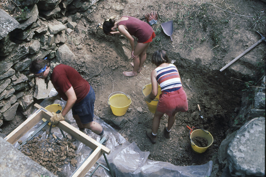 1984 – John Kissinger, Elizabeth de Grummond and Rochelle Marrinan on a dig. Courtesy photo.