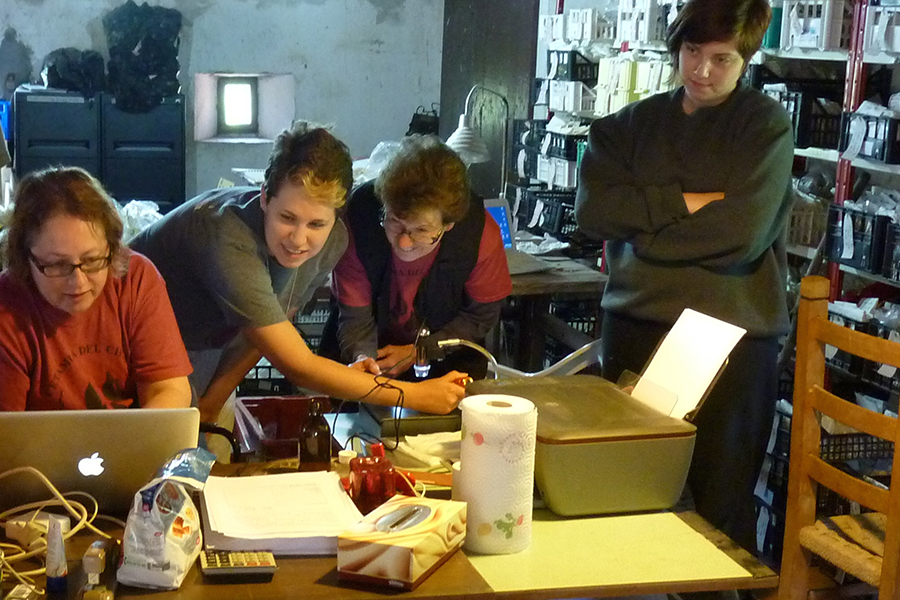2015 – Lora Holland, Amanda Ryals, Dr. Nancy de Grummond and Kelsey Swanson discussing their discoveries. Courtesy photo.