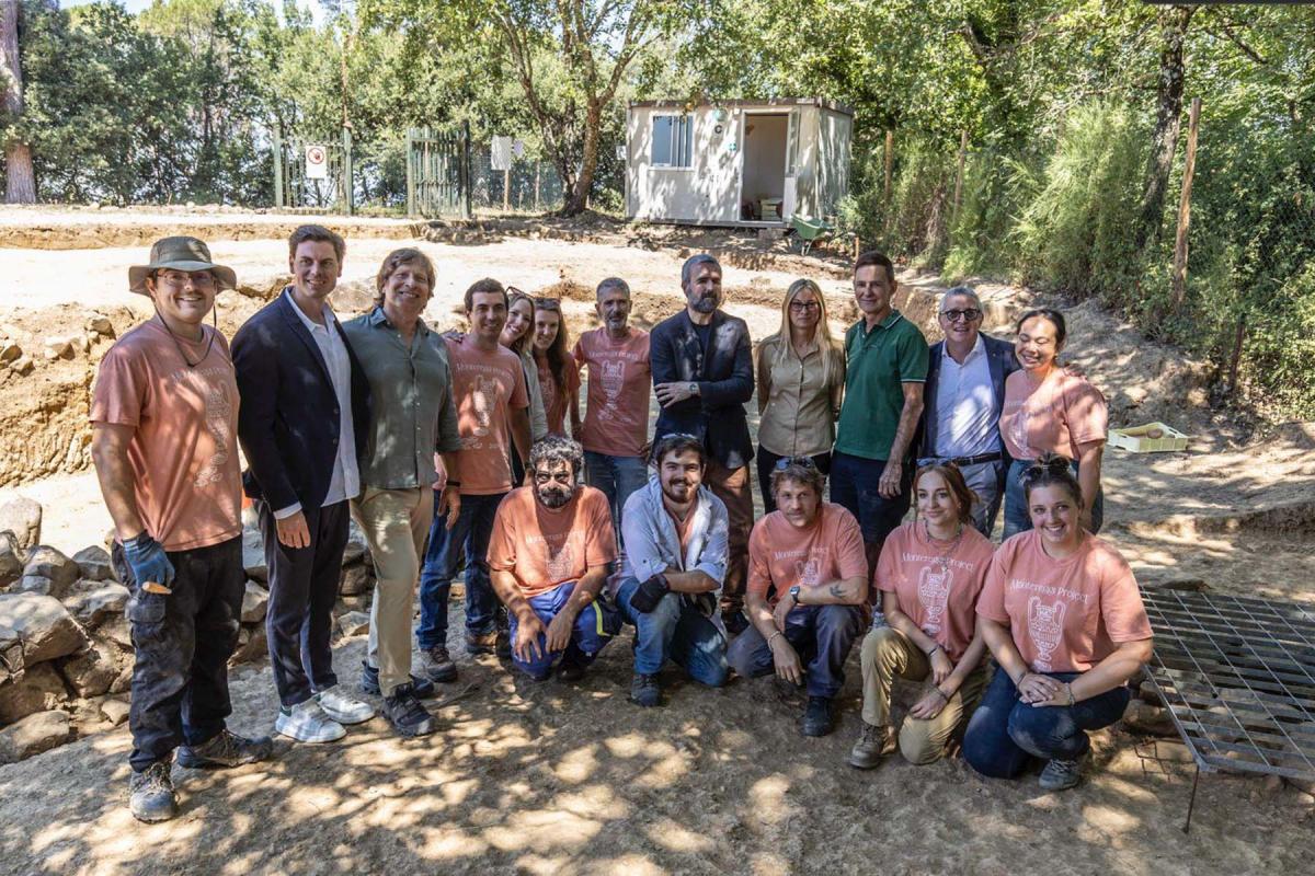 Group photo of individuals in the Montereggi Archaeological Project. Non-students, from left: Mr. Stefano Nigi, Villa Bibbiani executive; Andrea De Giorgi; Senator Dario Parrini; Agnese Pittari; George M. Rapier III, CEO of WellMed Inc.; Mayor Alessandro Giunti, Capraia e Limite. Photo by Francesca Pinochi.