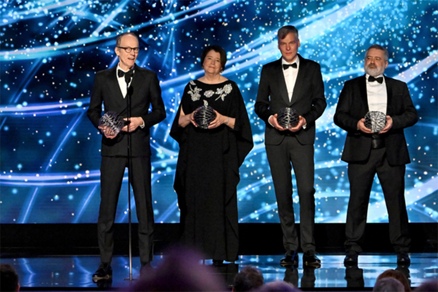 CERN leadership accepting the Breakthrough Prize in Fundamental Physics during a ceremony held in Los Angeles in April 2025. From left to right, Andreas Hoecker, former ATLAS spokesperson; Patricia McBride, former CMS spokesperson; Marco Van Leeuwen, ALICE spokesperson and Vincenzo Vagnoni, LHCb spokesperson (Courtesy of Getty Images for Breakthrough Prize)