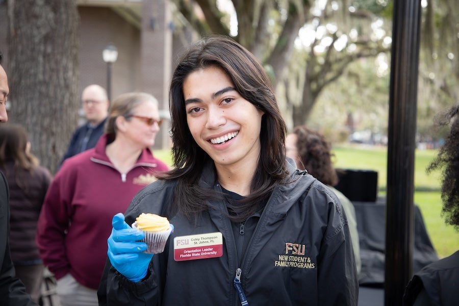 Orientation Leader Coley Thompson hands out cupcakes at FSU's 175th Anniversary Celebration. Photo by Devin Bittner.
