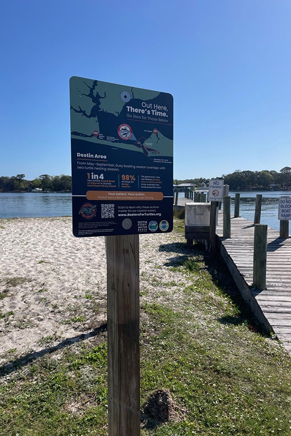 A Boaters for Turtles sign installed at a boat ramp in Destin. (Courtesy of Mariana Fuentes)