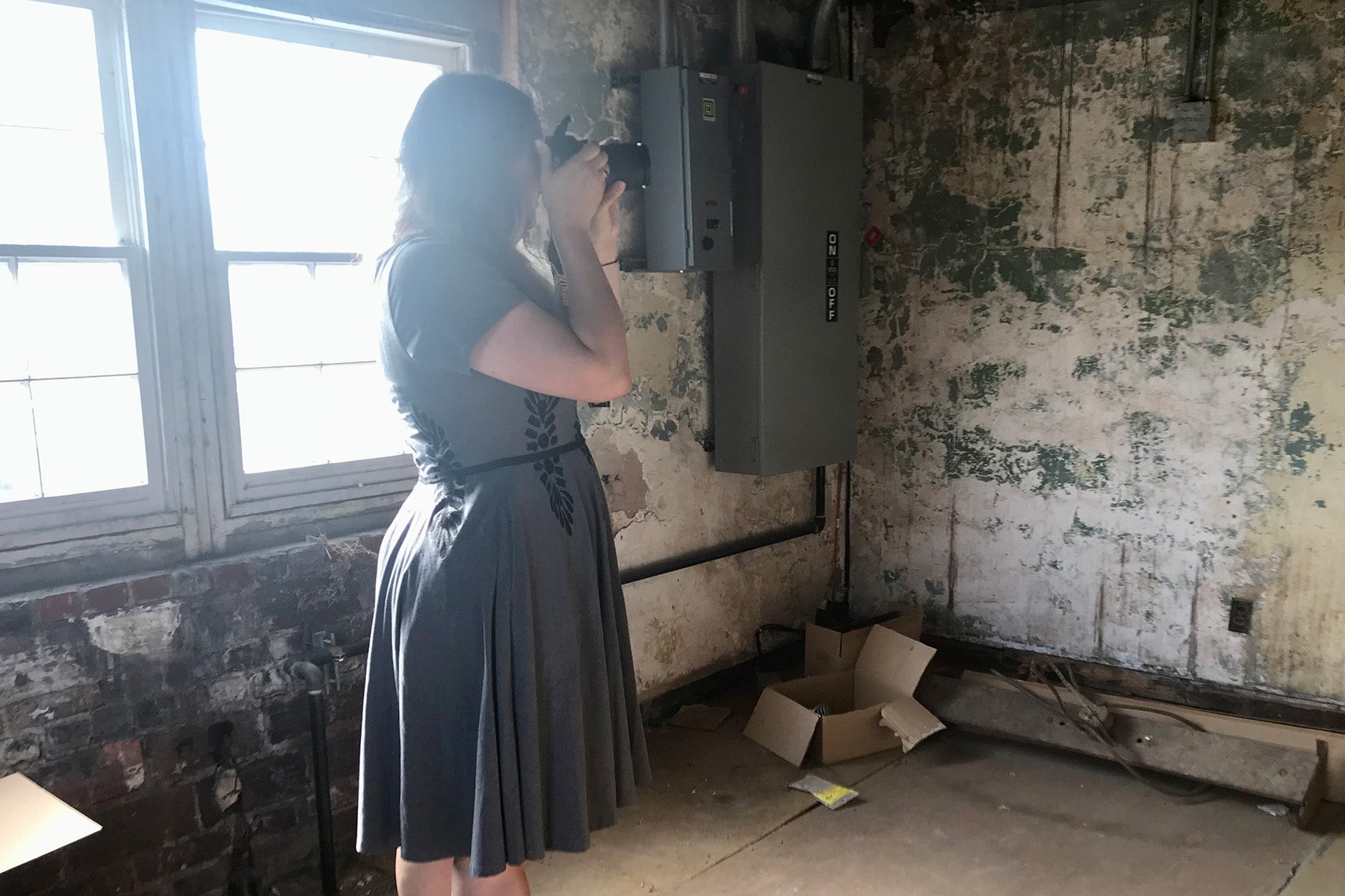 Kathleen Powers Conti photographs a room.