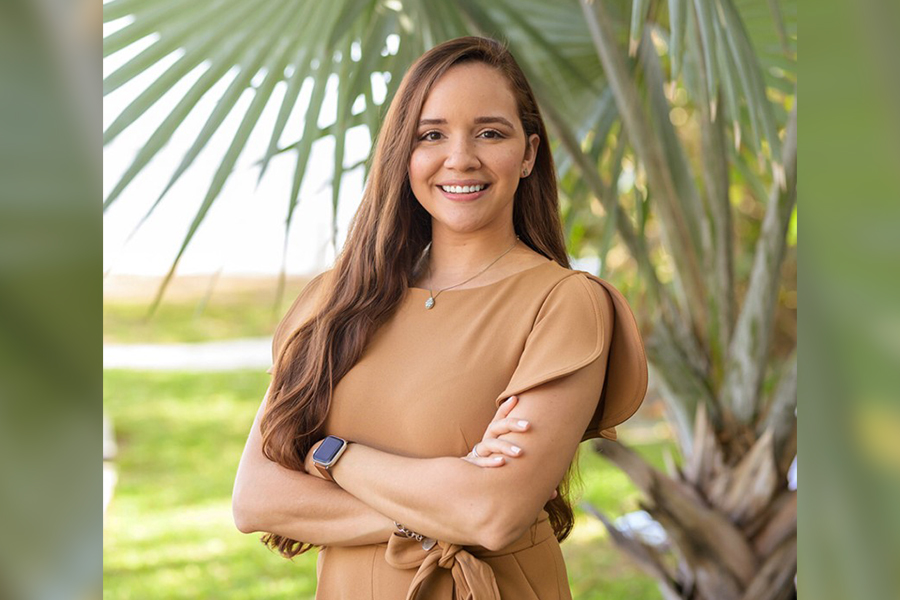 FSU alumna Katharina Reekmans standing in front of a palm tree. 