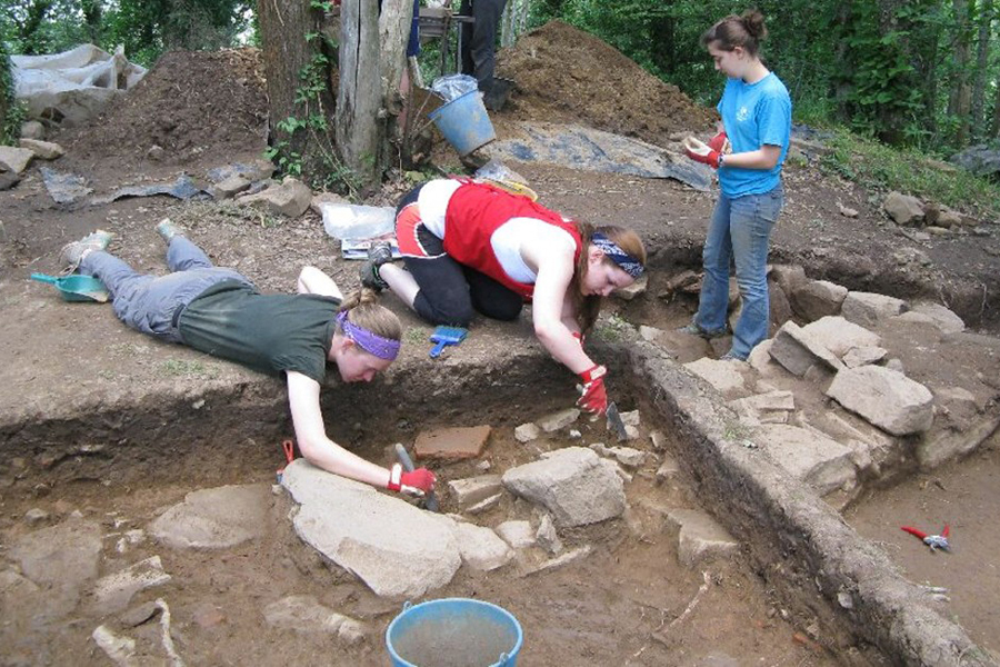 2013 – Aubrey Crum, Kathryn Eckhardt and Jessica Fry excavating at Cetamura. Courtesy photo.